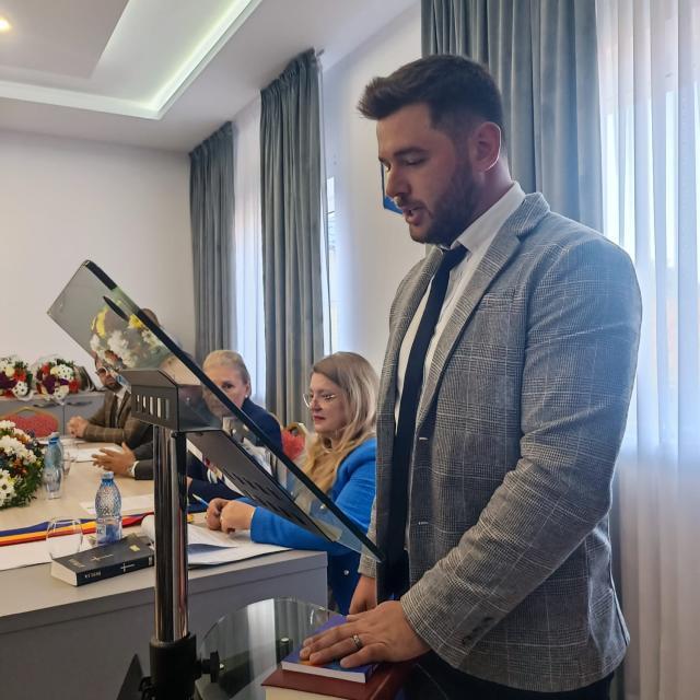 Primarul PNL Dan Chidoveț și cei 15 consilieri au depus jurământul de credință