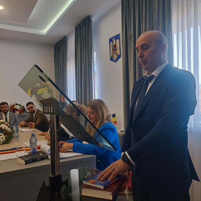 Primarul PNL Dan Chidoveț și cei 15 consilieri au depus jurământul de credință