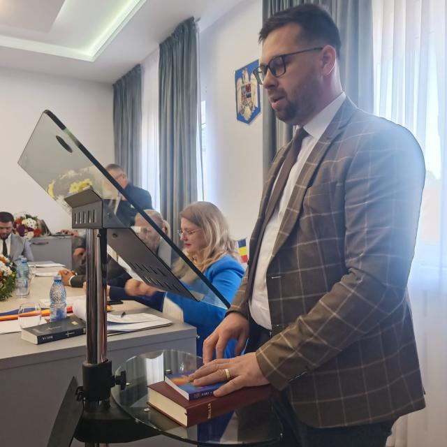 Primarul PNL Dan Chidoveț și cei 15 consilieri au depus jurământul de credință