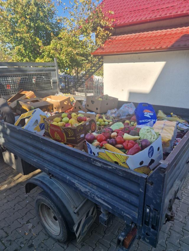 Camioneta plină cu alimente donate de participanți