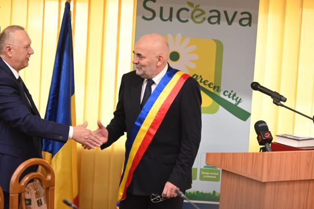 Vasile Rîmbu, noul primar al Sucevei, cu secretarul Consilului Local Suceava, Ioan Ciutac