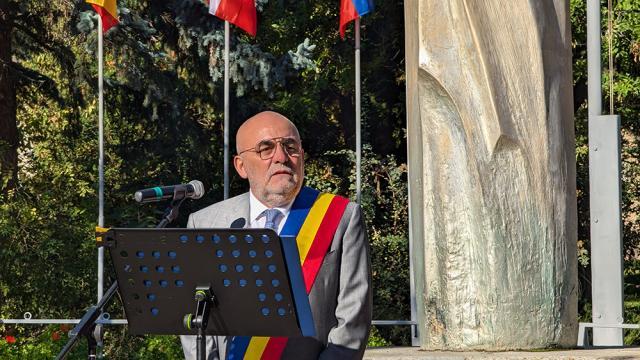 Rîmbu le-a bătut public obrazul președintelui Consiliului Județean, prefectului și parlamentarilor, pentru absența la ceremonia de Ziua Armatei