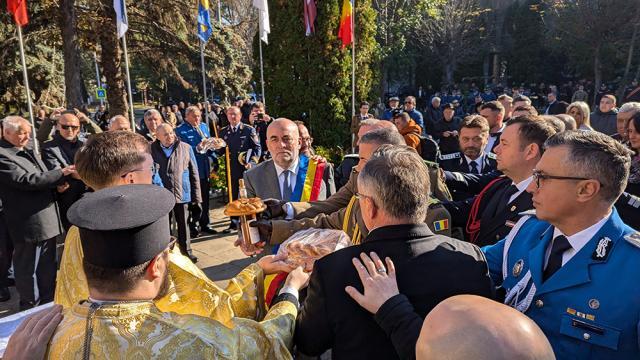 Rîmbu le-a bătut public obrazul președintelui Consiliului Județean, prefectului și parlamentarilor, pentru absența la ceremonia de Ziua Armatei