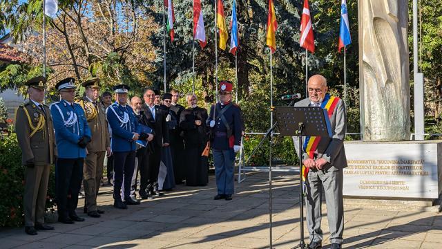 Rîmbu le-a bătut public obrazul președintelui Consiliului Județean, prefectului și parlamentarilor, pentru absența la ceremonia de Ziua Armatei