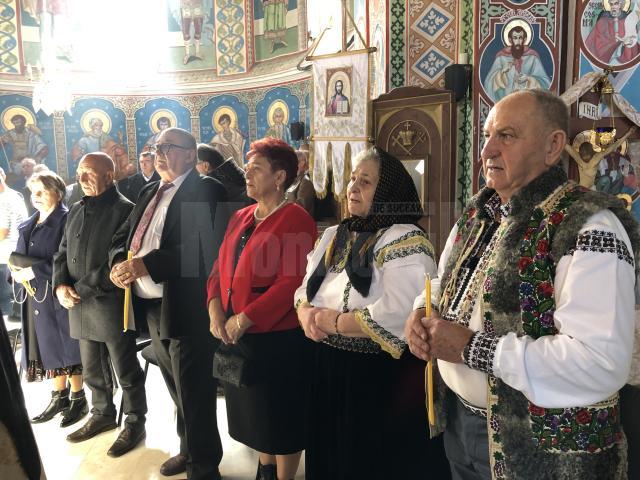 La Biserica din Mihoveni a avut loc o slujbă de mulțumire pentru cuplurile care au împlinit 50 de ani de căsătorie