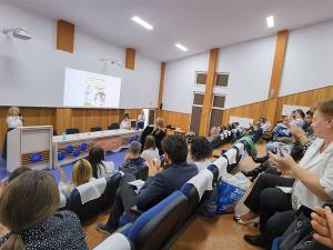 Conferința - De la grădiniță la școală - împreună antibullying părinți, specialiști, copii - desfășurată în aula Liceului cu Program Sportiv Suceava