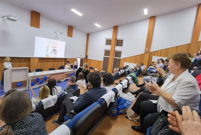 Conferința - De la grădiniță la școală - împreună antibullying părinți, specialiști, copii - desfășurată în aula Liceului cu Program Sportiv Suceava