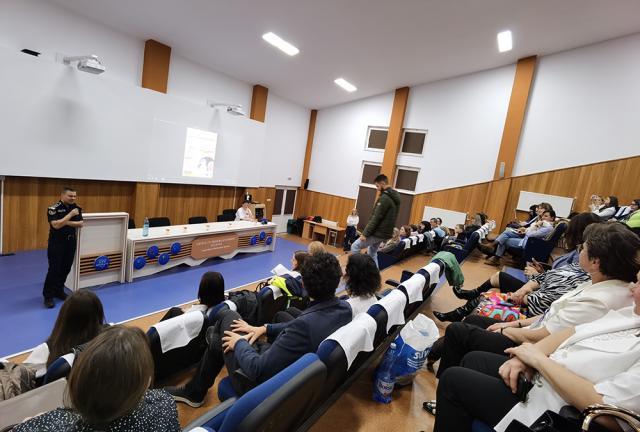 Conferința - De la grădiniță la școală - împreună antibullying părinți, specialiști, copii - desfășurată în aula Liceului cu Program Sportiv Suceava