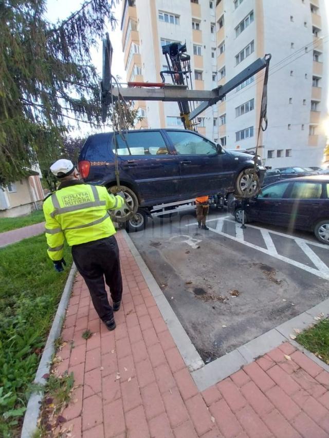 Poliția locală ridică mașinile parcate neregulamentar în municipiul Suceava