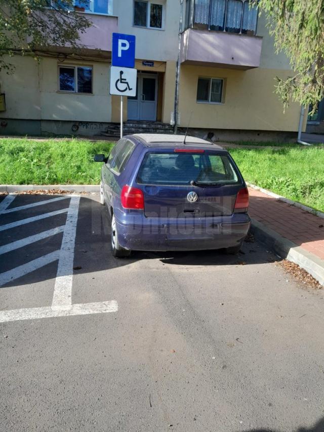 Poliția locală ridică mașinile parcate neregulamentar în municipiul Suceava