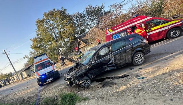 Un tânăr este în stare gravă la spital după ce mașina pe care o conducea a lovit un cap de pod