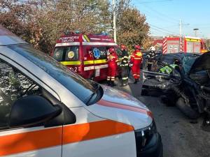 Un tânăr este în stare gravă la spital după ce mașina pe care o conducea a lovit un cap de pod