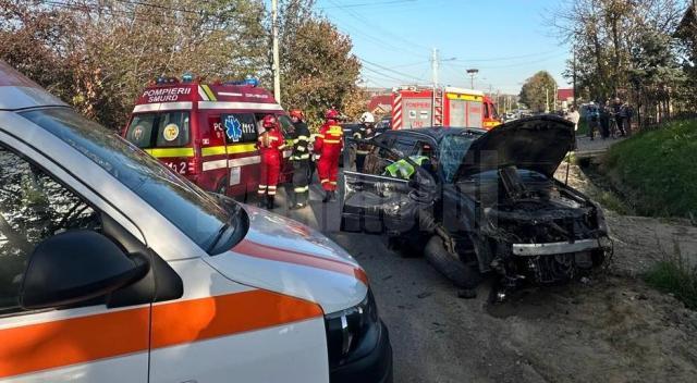 Un tânăr este în stare gravă la spital după ce mașina pe care o conducea a lovit un cap de pod