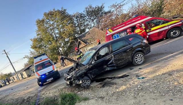 Un tânăr este în stare gravă la spital după ce mașina pe care o conducea a lovit un cap de pod