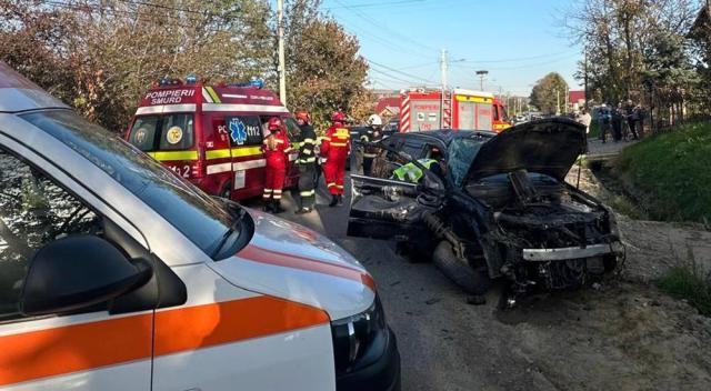 Un tânăr este în stare gravă la spital după ce mașina pe care o conducea a lovit un cap de pod