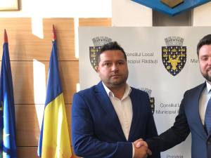 Primarul Bogdan Loghin alături de noul viceprimar al municipiului Rădăuți, Adi Jecalo