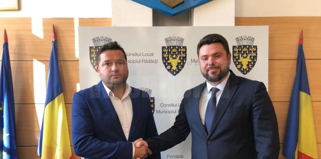 Primarul Bogdan Loghin alături de noul viceprimar al municipiului Rădăuți, Adi Jecalo