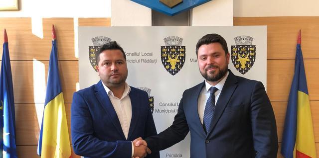 Primarul Bogdan Loghin alături de noul viceprimar al municipiului Rădăuți, Adi Jecalo