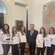 Elevele alături de prof. Mihaela Delia Martineac și ambasadorul Ihor Prokopchuk