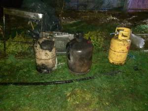 Trei butelii au fost scoase la timp din bucătăria de vară înainte de a exploda