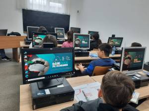 Opt instituții educaționale vor primi calculatoare