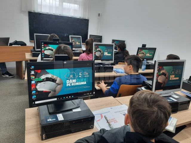 Opt instituții educaționale vor primi calculatoare