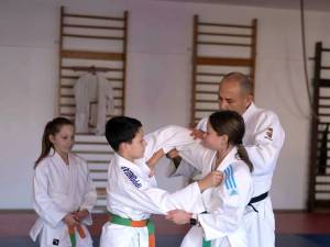 Antrenorul Ovidiu Petre îi inițiază pe copii în tainele judo-ului