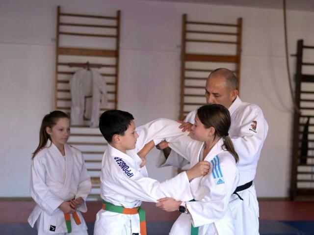 Antrenorul Ovidiu Petre îi inițiază pe copii în tainele judo-ului