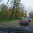 Un ”zmeu” la volan, care a depășit pe linia continuă după o mașină de poliție, ...