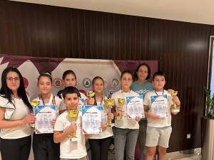 Elevi suceveni, campioni la aritmetică mentală japoneză, la Doha, Quatar