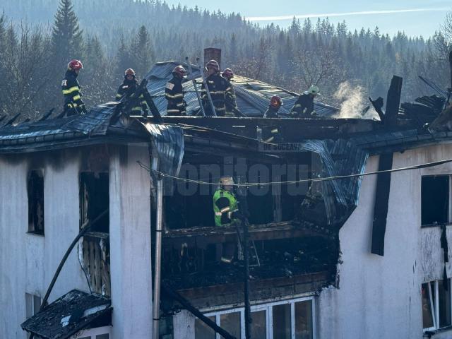 Intervenție cu șase autospeciale cu apă la un puternic incendiu izbucnit la o casă