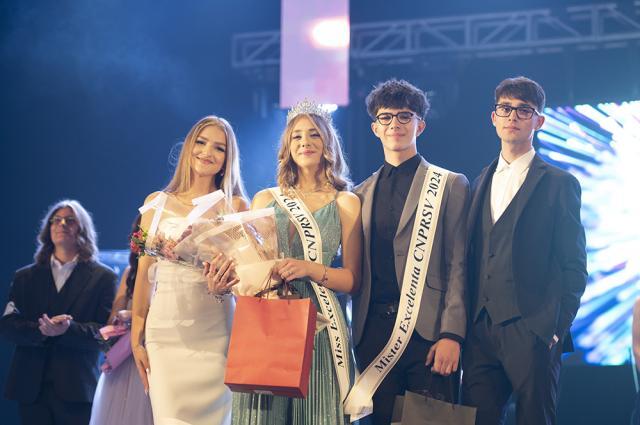 Miss și Mister Boboc 2024 sunt Evelina Petrovici și Filip Moraru (centru)