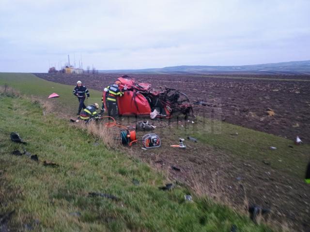 Cei doi elevi și instructorul auto din Dacia Sandero roșie nu au avut nici o șansă de supraviețuire