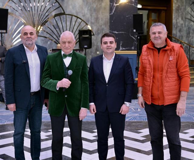 Gheorghe Șoldan, Vasile Rîmbu și deputatul Eugen Bejinariu, cu seniorii Sucevei, la sărbătoarea Sfinților Mihail și Gavril