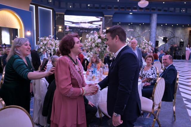 Gheorghe Șoldan, Vasile Rîmbu și deputatul Eugen Bejinariu, cu seniorii Sucevei, la sărbătoarea Sfinților Mihail și Gavril