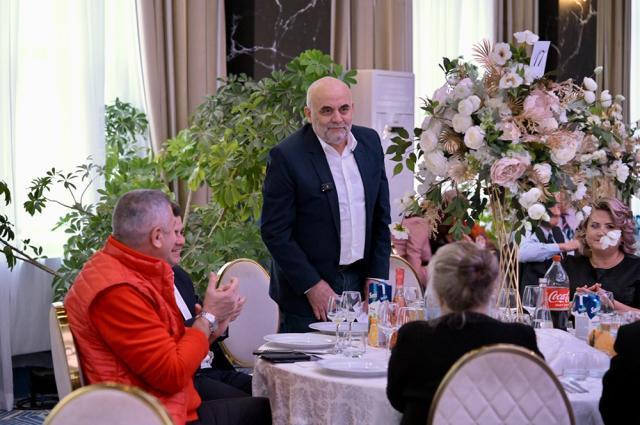 Gheorghe Șoldan, Vasile Rîmbu și deputatul Eugen Bejinariu, cu seniorii Sucevei, la sărbătoarea Sfinților Mihail și Gavril