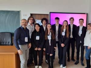 Elevii de la Colegiul „Hurmuzachi” Rădăuți și-au adjudecat toate premiile unui concurs de investigație sociologică