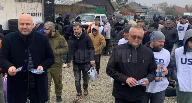 Deputatul USR Emanuel Ungureanu și primarul din Milișăuți, Vasile Cărare, au discutat cu cetățenii din târgul de la Rădăuți