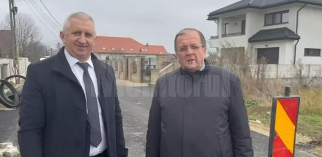 Președintele PNL Suceava, Gheorghe Flutur, și primarul din Vicovu de Sus, Vasile Iliuț