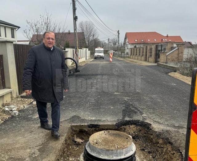 Gheorghe FLutur a verificat lucrările la rețelele de apă și canalizare și la cele de asfaltare din orașul Vicovu de Sus