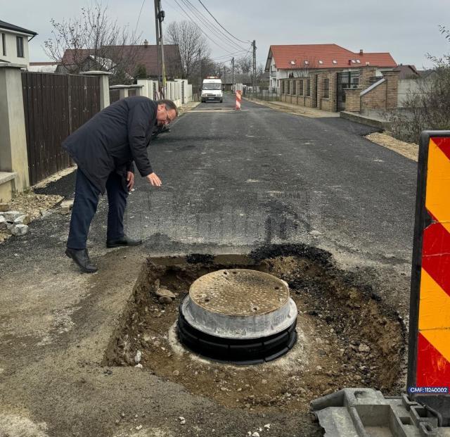 Gheorghe FLutur a verificat lucrările la rețelele de apă și canalizare și la cele de asfaltare din orașul Vicovu de Sus