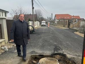 Gheorghe Flutur a verificat lucrările la rețelele de apă și canalizare și la cele de asfaltare din orașul Vicovu de Sus