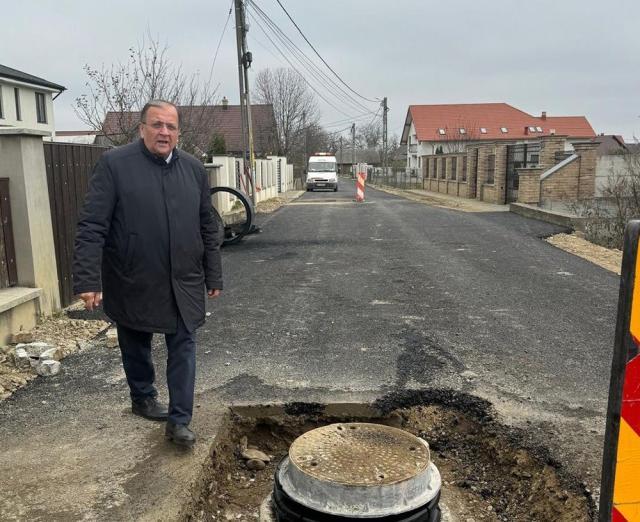 Gheorghe Flutur a verificat lucrările la rețelele de apă și canalizare și la cele de asfaltare din orașul Vicovu de Sus