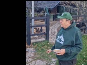 Gheorghe Flutur și-a prezentat locul din gospodărie în care crește găinile de la care mănâncă ouă verzi fără colesterol