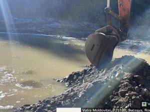Amenzi de 105.000 lei și activitate suspendată la o balastieră de pe râul Moldovița