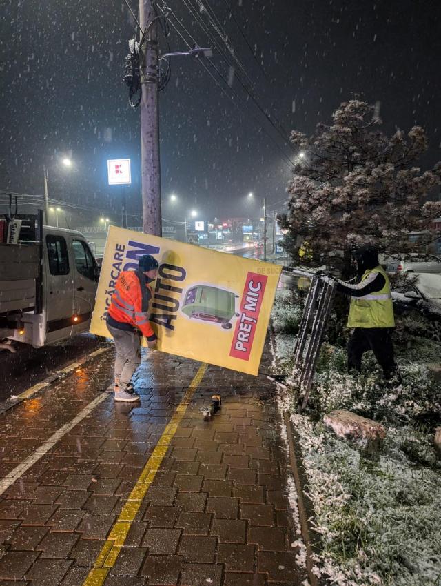 A început operațiunea de demontare a panourilor publicitare puse ilegal în Suceava