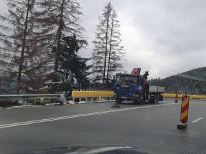 Parapete de protecție pe rulouri, pentru evitarea intrării pe contrasens, pe Mestecăniș