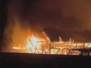 Intervenție cu șapte autospeciale cu apă la un incendiu extins și la o casă de dimensiuni mari