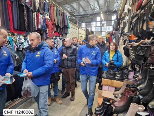 Echipa PNL Suceava, în dialog cu cetățenii din Bazarul din Suceava