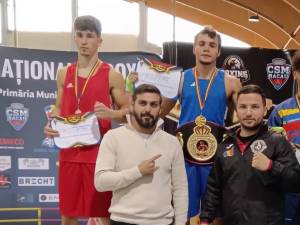 Antrenorul Vasile Nistor l-a insotit pe Claudiu Dinu la podiumul de premiere. Foto Alex Savescu